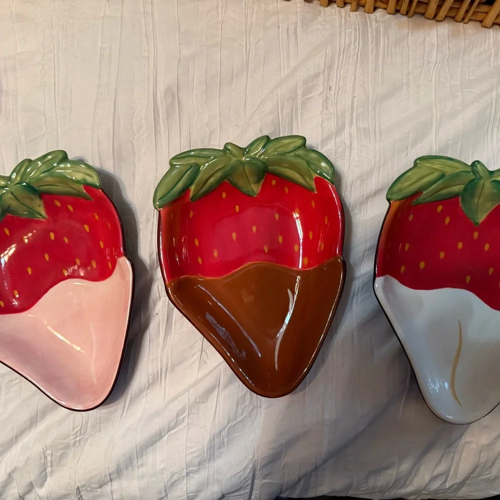 Strawberry Shaped Ceramic Plates - Picture 1 of 4